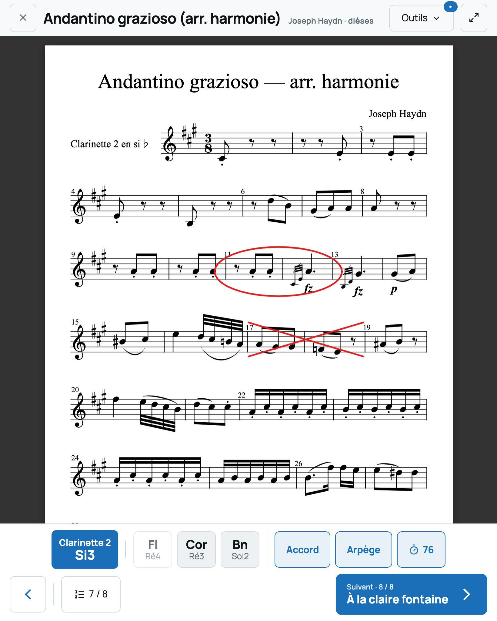 Partie de clarinette 2 en si♭ (PDF) ouverte d’elle-même pour sa section, avec les annotations du chef (passage entouré, coupure barrée), page suivante à la pédale